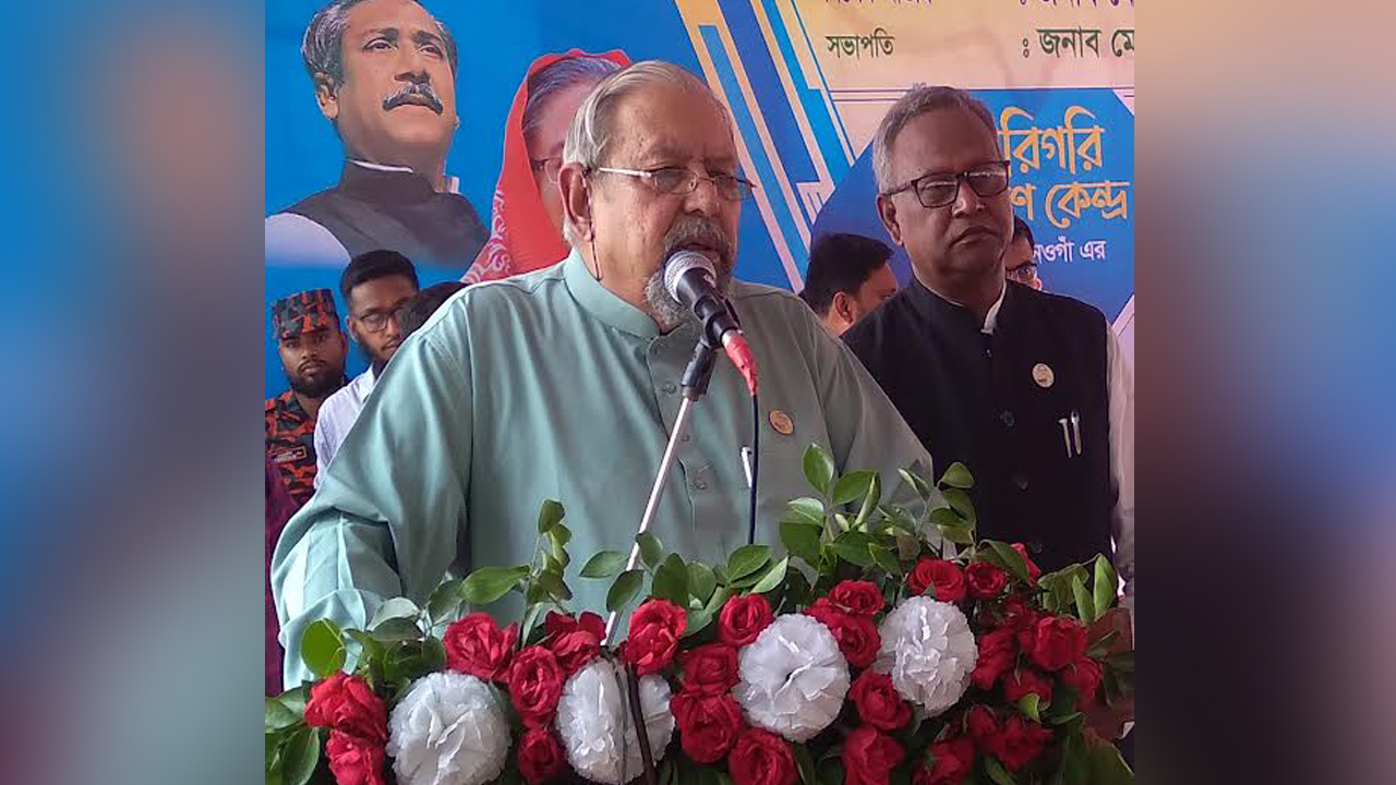 রোববার রাণীনগর কারিগরি প্রশিক্ষণ কেন্দ্রের উদ্বোধন অনুষ্ঠানে বক্তব্য দেওয়াকালে প্রবাসী কল্যাণ ও বৈদেশিক কর্মসংস্থানমন্ত্রী ইমরান আহমেদ। ছবি : কালবেলা