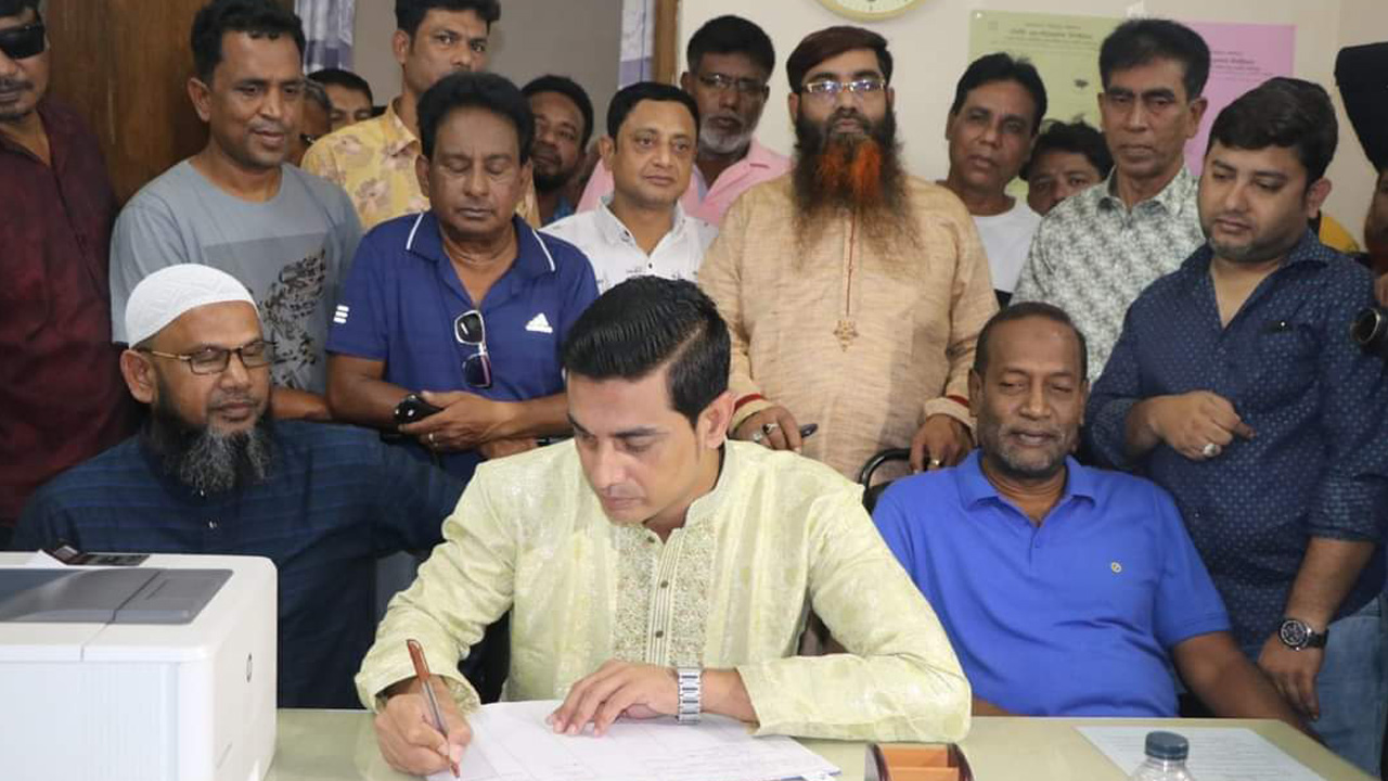 জামায়াত ডোনার শহিদুল ইসলাম (বামে) ও বিএনপি নেতা হাবিবুর রহমানকে সঙ্গে নিয়ে মনোনয়নপত্র তোলেন কাউন্সিলর প্রার্থী জহুরুল ইসলাম রুবেল (মাঝে)। ছবি : কালবেলা