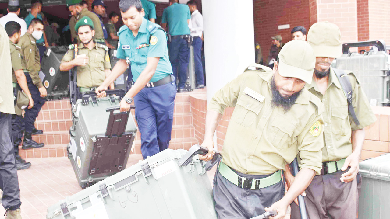বরিশাল শিল্পকলা একাডেমি থেকে দায়িত্বপ্রাপ্ত কর্মকর্তাদের কাছে রোববার নির্বাচনী সরঞ্জাম বুঝিয়ে দেওয়া হয়। ছবি : কালবেলা