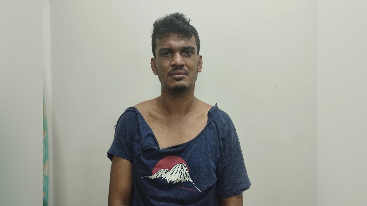 আটক মেহমুদ হারুন। ছবি : সংগৃহীত