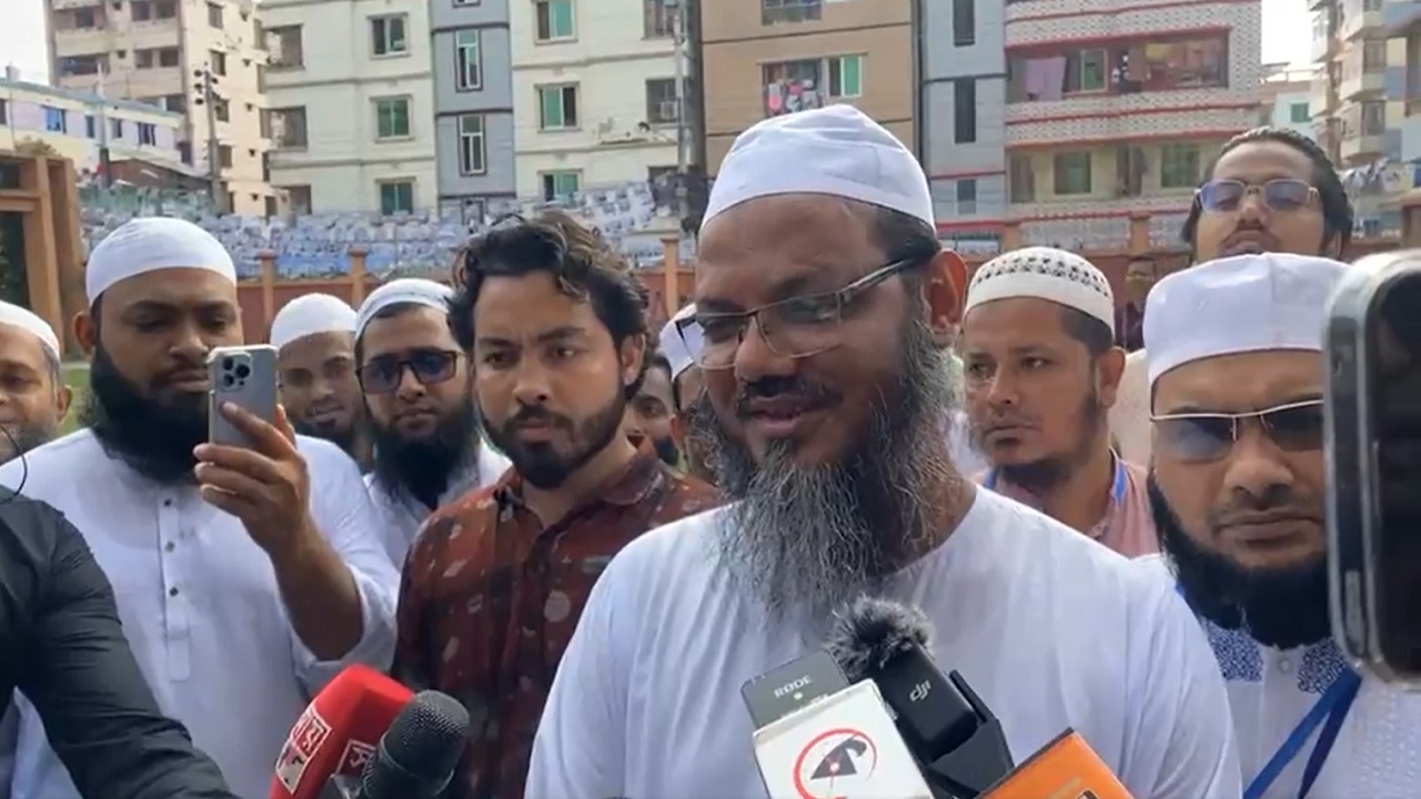 শহীদ আবদুর রব সেরনিয়াবাত সরকারি মাধ্যমিক বিদ্যালয় কেন্দ্রে হাতপাখার প্রার্থী মুফতি সৈয়দ মো. ফয়জুল করীম। ছবি : কালবেলা