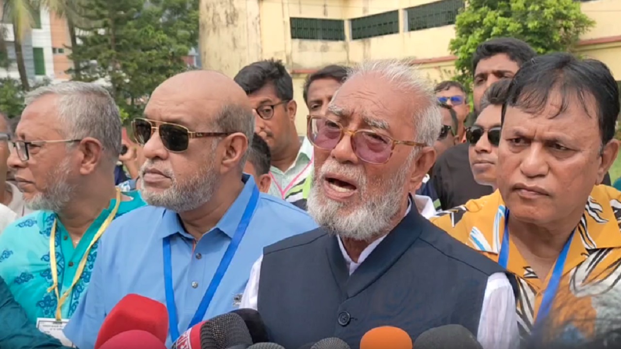 ভোট দিতে এসে কথা বলছেন আওয়ামী লীগের মেয়র প্রার্থী তালুকদার আবদুল খালেক। ছবি : কালবেলা