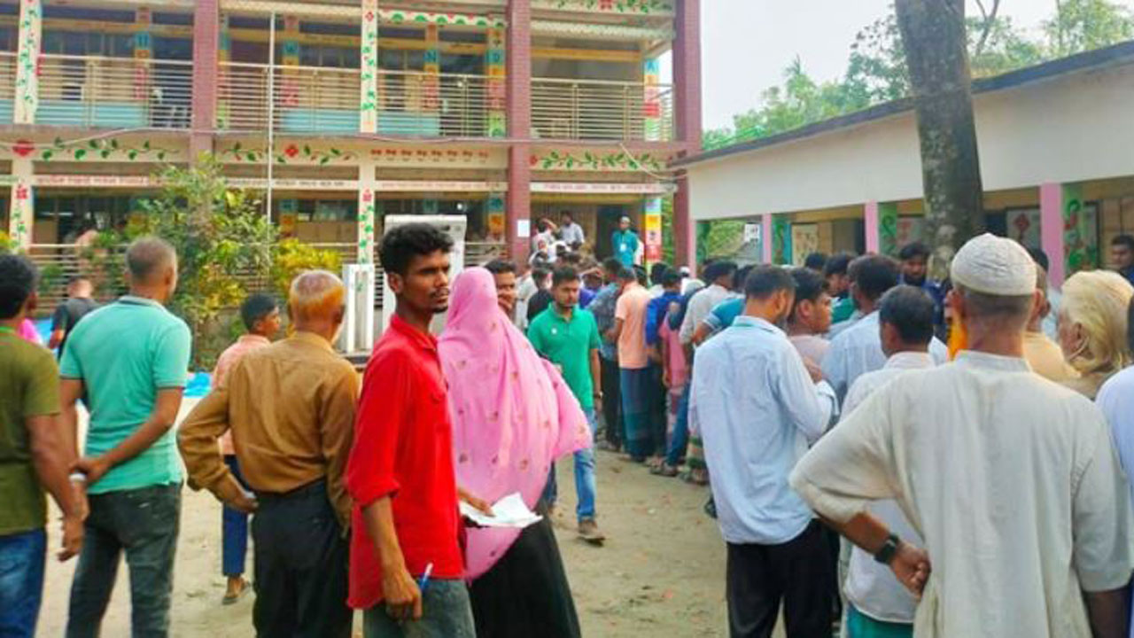 আড়াইহাজার পৌরসভায় ভোট গ্রহণ চলছে।