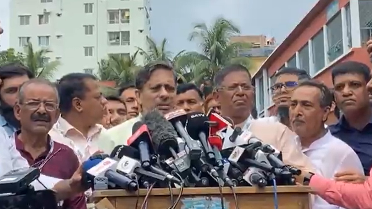 ভোট শেষে সাংবাদিকদের সঙ্গে কথা বলছেন খোকন সেরনিয়াবাত। ছবি: সংগৃহীত