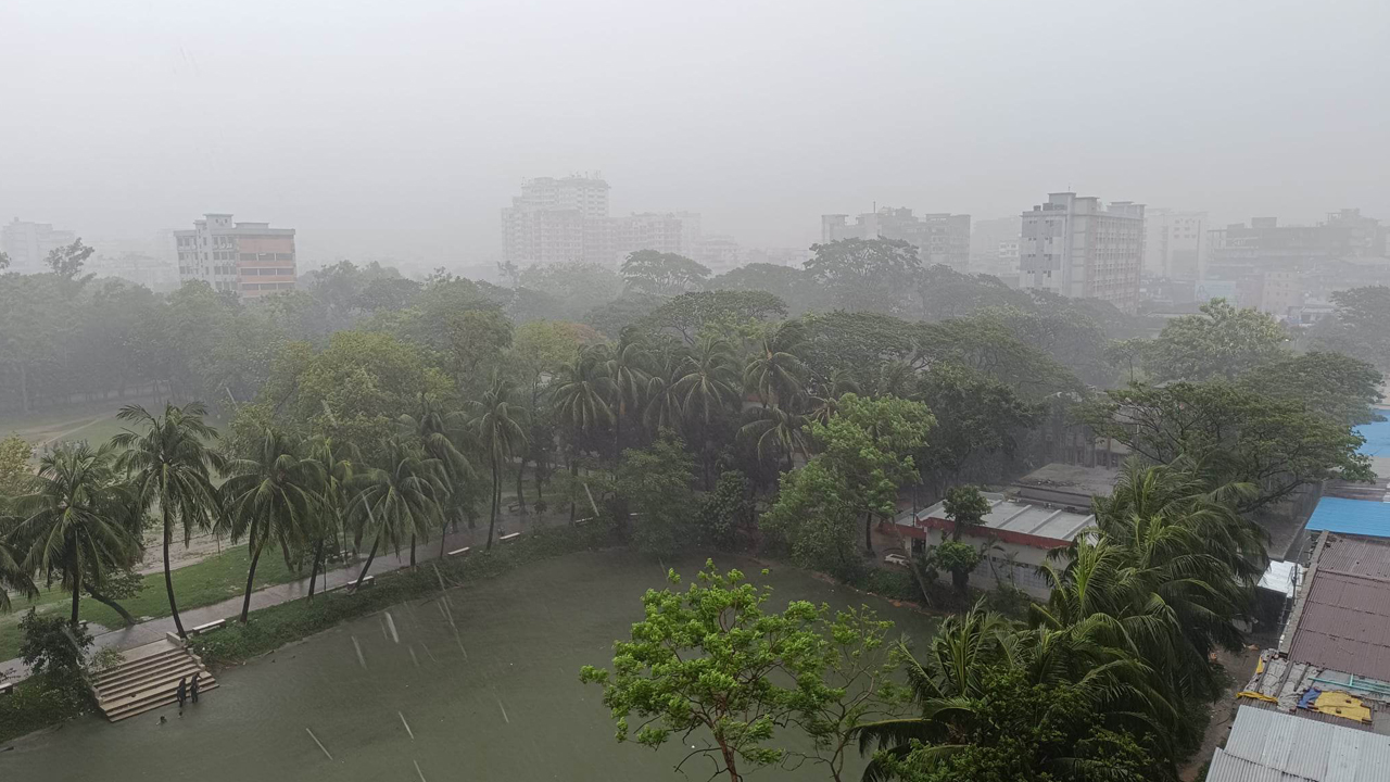 সোমবার সকালে রাজধানীর নিউমার্কেট এলাকা। ছবি : কালবেলা