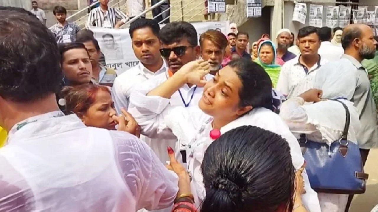 নগরীর ২১ নম্বর ওয়ার্ডের একটি ভোটকেন্দ্রে হাতাহাতি করছেন দুই প্রার্থীর সমর্থক।