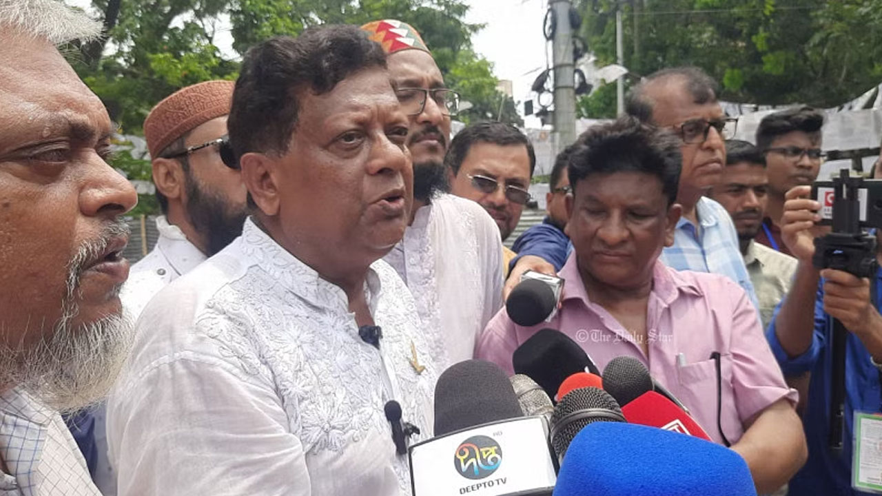 সাংবাদিকদের সঙ্গে কথা বলছেন শফিকুল ইসলাম মধু। ছবি : সংগৃহীত