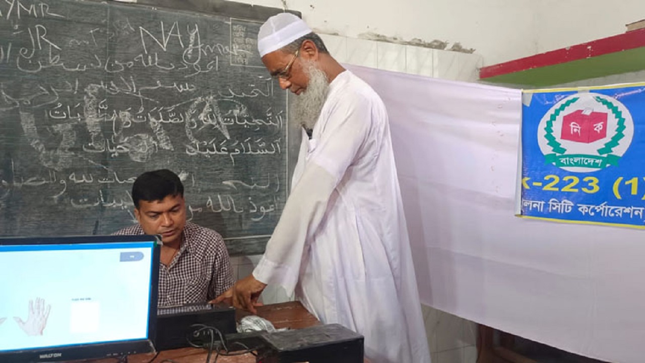 ইভিএমে ভোট দিচ্ছেন ইসলামী আন্দোলন বাংলাদেশের প্রার্থী মাওলানা আবদুল আউয়াল। ছবি : সংগৃহীত
