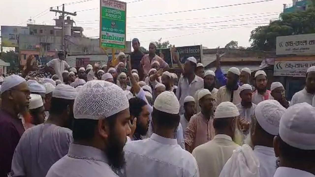 বরিশাল-পটুয়াখালী মহাসড়কে হাতপাখা কর্মী-সমর্থকদের অবস্থান। ছবি : কালবেলা