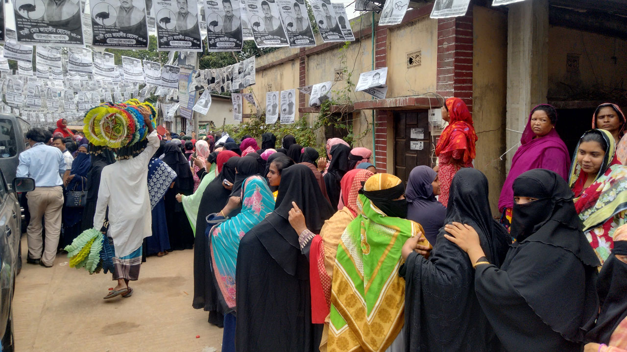 আড়াইহাজার পৌরসভা নির্বাচনে কেন্দ্রে ভোটারদের দীর্ঘ লাইন। ছবি : কালবেলা