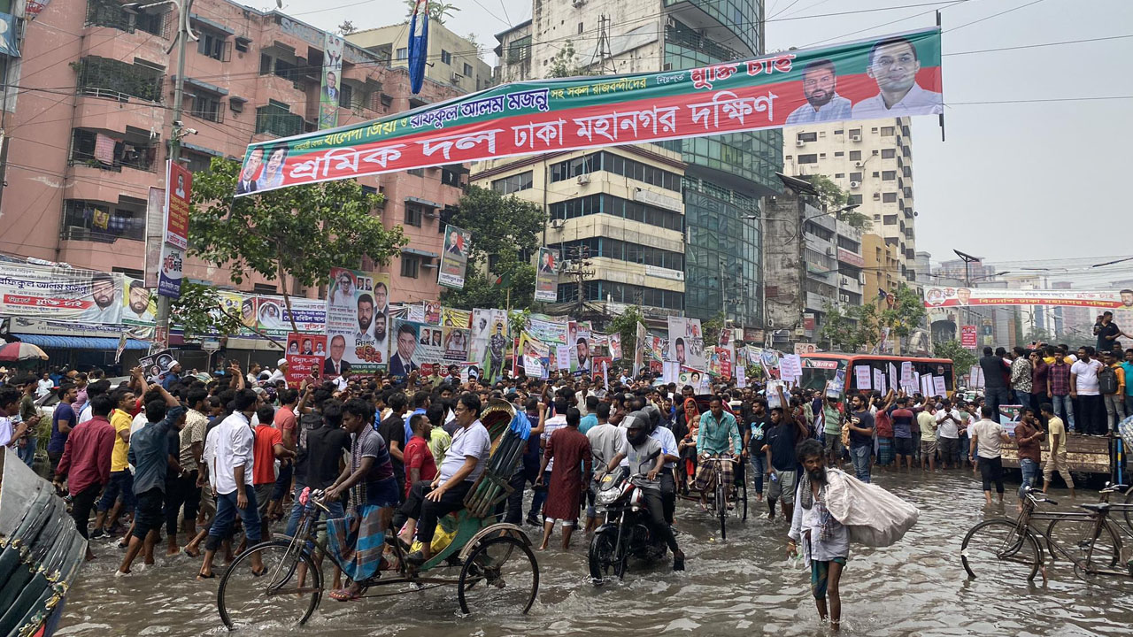 ঢাকার নয়াপল্টনে বিএনপির কেন্দ্রীয় কার্যালয়ের সামনে বৃষ্টি উপেক্ষা করে জড়ো হয়েছেন নেতাকর্মী।