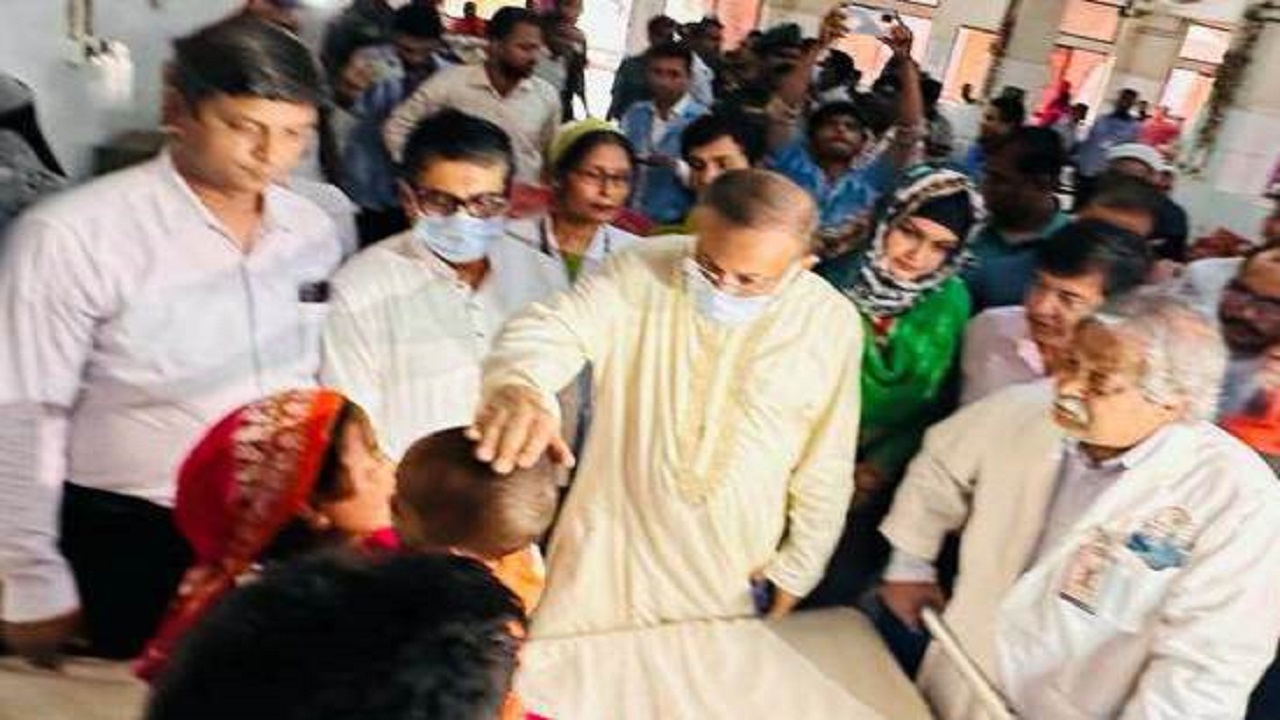 হায়েনার কামড়ে হাত বিচ্ছিন্ন শিশুকে দেখতে সোমবার রাজধানীর আগারগাঁওয়ে পঙ্গু হাসপাতালে যান তথ্যমন্ত্রী ড. হাছান মাহমুদ। ছবি : কালবেলা