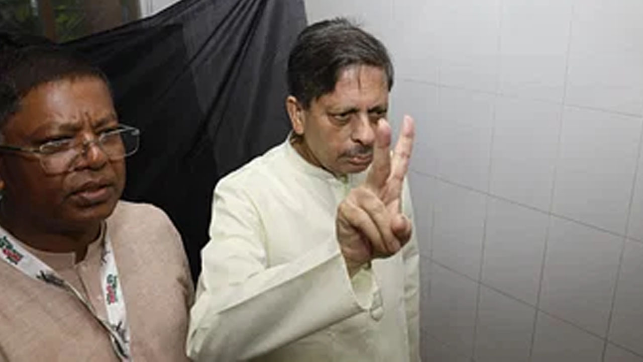 ভোট দেওয়ার পর আওয়ামী লীগ মেয়র প্রার্থী আবুল খায়ের আব্দুল্লাহ। ছবি : সংগৃহীত