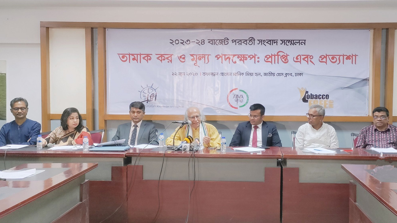 তামাক করবিষয়ক বাজেট পরবর্তী সংবাদ সম্মেলনে বক্তারা। ছবি : কালবেলা
