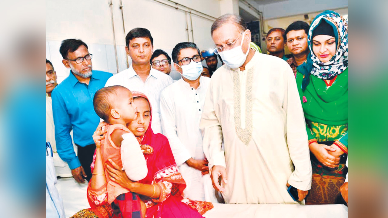 তথ্যমন্ত্রী ড. হাছান মাহমুদ সোমবার ঢাকা পঙ্গু হাসপাতালে চিড়িয়াখানায় হায়েনার কামড়ে আহত শিশুর চিকিৎসার খোঁজ নেন। ছবি : পিআইডি