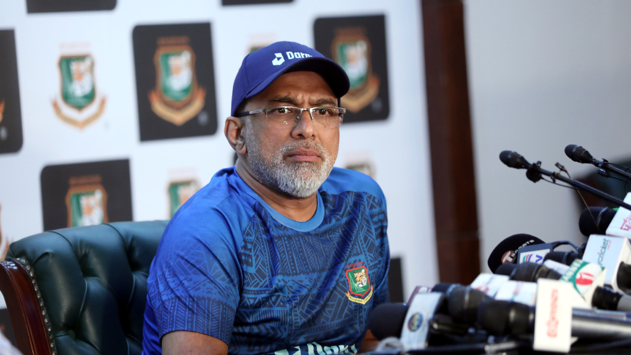 বাংলাদেশ জাতীয় ক্রিকেট দলের প্রধান কোচ চণ্ডিকা হাথুরুসিংহে । ছবি : সংগৃহীত