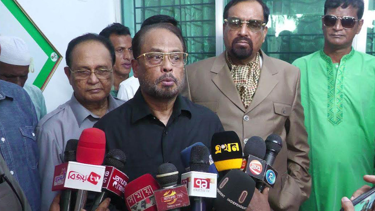 মঙ্গলবার শেরপুর সার্কিট হাউসে সাংবাদিকদের বিভিন্ন প্রশ্নের জবাব দেওয়ার সময় জি এম কাদের। ছবি : কালবেলা
