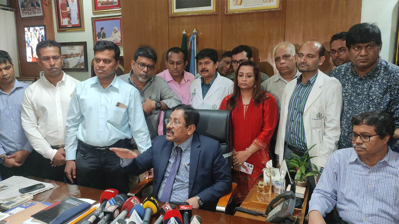 মঙ্গলবার আন্দোলন নিয়ে সাংবাদিকদের সঙ্গে কথা বলেন বিএসএমএমইউ উপাচার্য ডা. শারফুদ্দিন আহমেদ। ছবি : কালবেলা