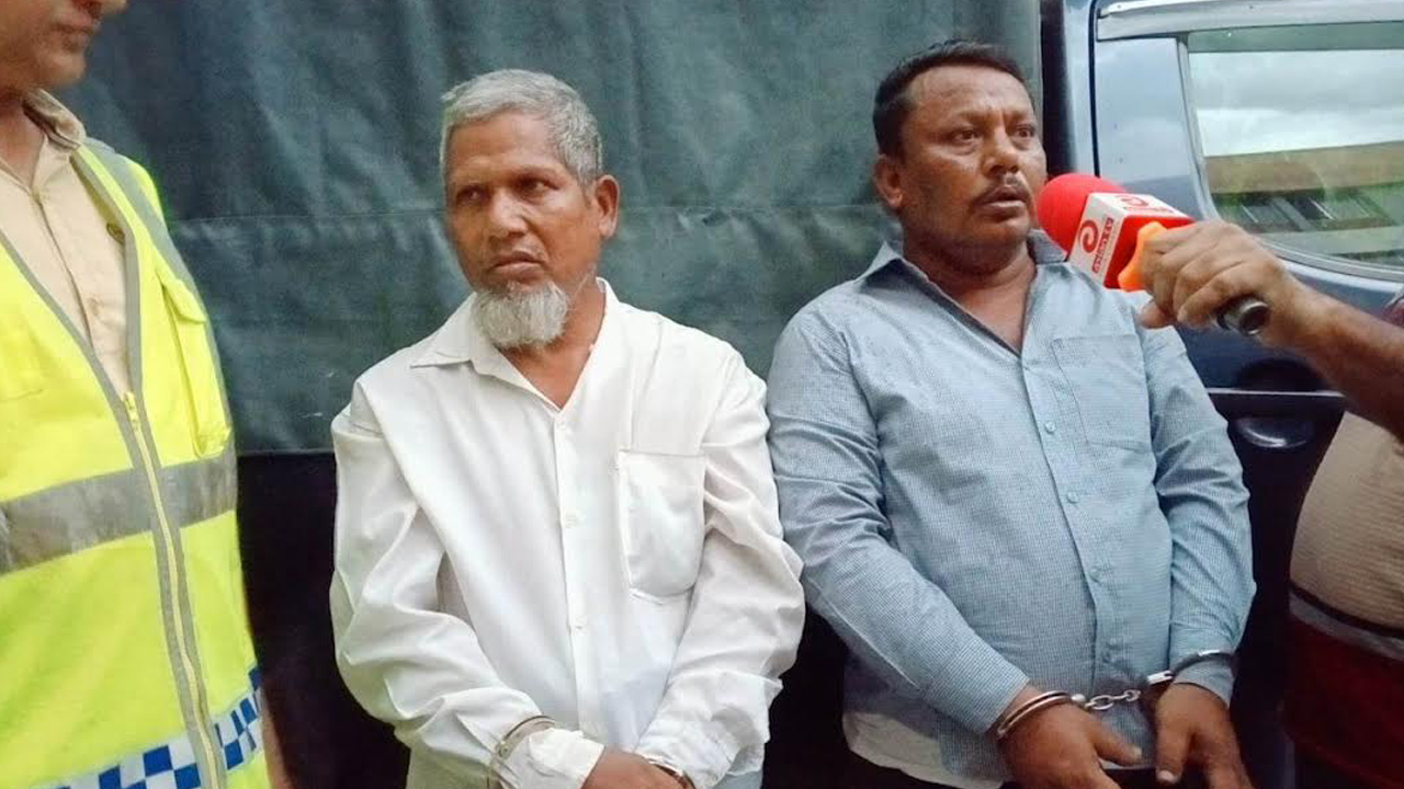 আটক রফিকুল হাওলাদার ও মজিবর মৃধা।  ছবি : কালবেলা।