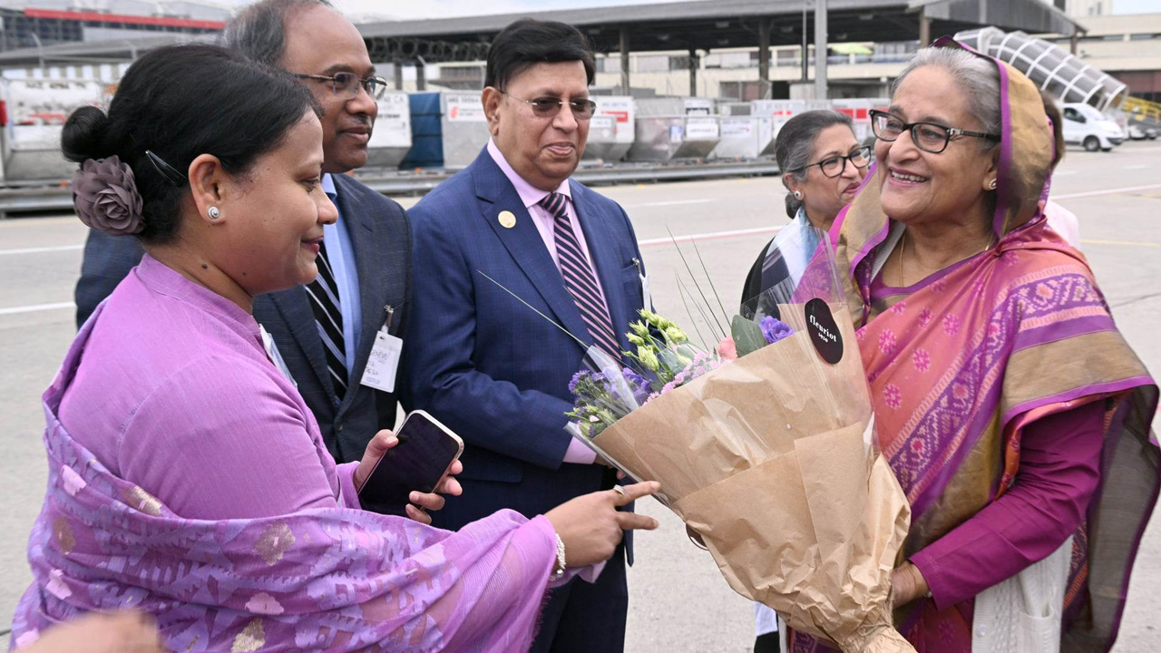 জেনেভায় পৌঁছালে বাংলাদেশের স্থায়ী প্রতিনিধি ও রাষ্ট্রদূত মো. সুফিউর রহমান ও তার স্ত্রী ফুল দিয়ে প্রধানমন্ত্রীকে অভ্যর্থনা জানান।