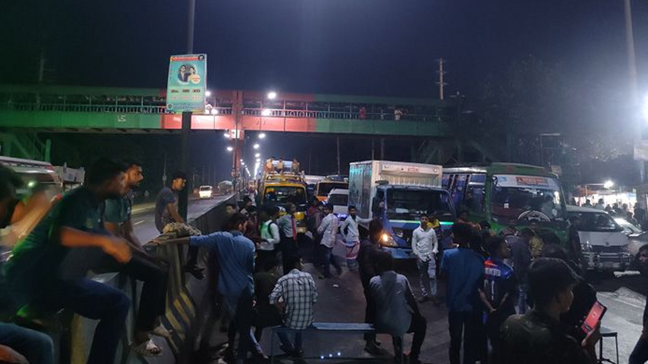 ঢাকা-আরিচা মহাসড়ক অবরোধ করে বিক্ষুব্ধ শিক্ষার্থীরা