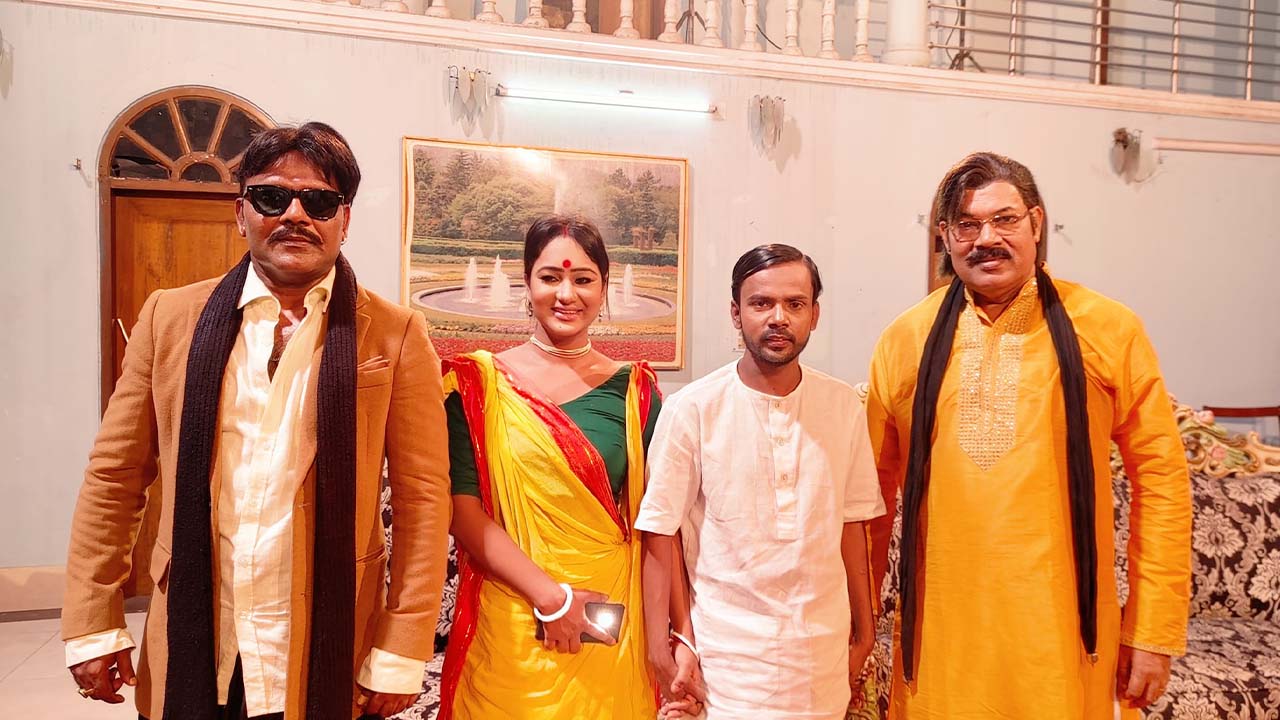 ‘শ্যাম বাজার’ সিনেমার শিল্পীদের সঙ্গে হিরো আলম। ছবি : সংগৃহীত