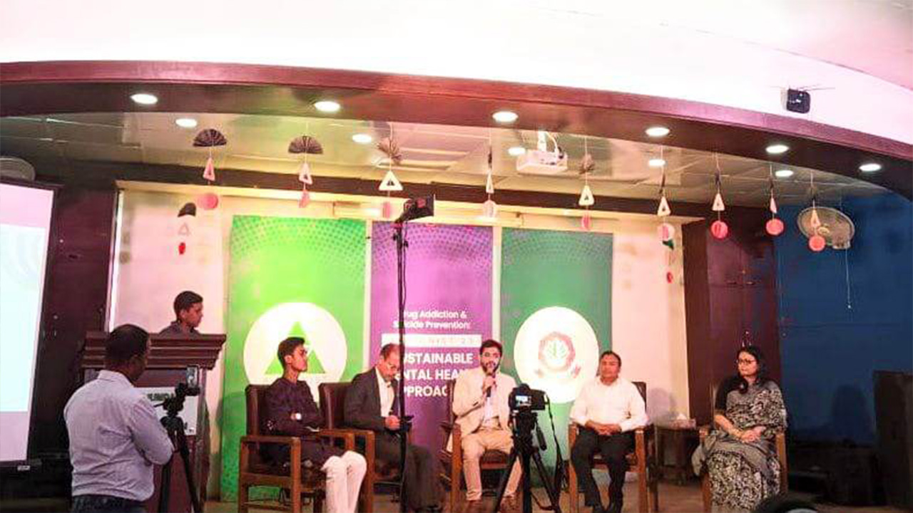 আকশনিস্ট ফাউন্ডেশন এবং মাদকদ্রব্য নিয়ন্ত্রণ অধিদপ্তরের যৌথ উদ্যোগে আয়োজিত অনুষ্ঠানে বক্তারা। ছবি : কালবেলা