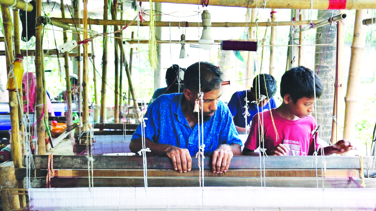 গ্রামীণ ব্যাংকের ঋণের টাকায় গড়ে তোলা জামদানি কারখানায় কর্মরত শ্রমিকের একাংশ। ছবি : কালবেলা