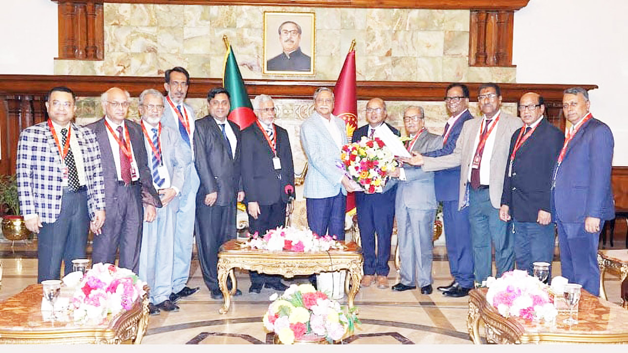 রাষ্ট্রপতি মো. সাহাবুদ্দিনের সঙ্গে মঙ্গলবার বঙ্গভবনে সাক্ষাৎ করেন বার কাউন্সিলের ১২ সদস্যের প্রতিনিধিদল। ছবি : বাসস