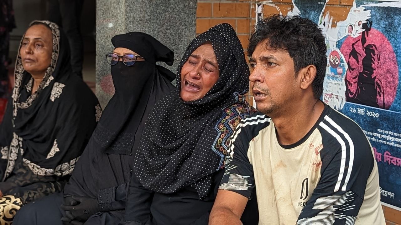 মুন্সীগঞ্জ সদর হাসপাতালের সামনে স্বজনদের আহাজারি। ছবি : কালবেলা