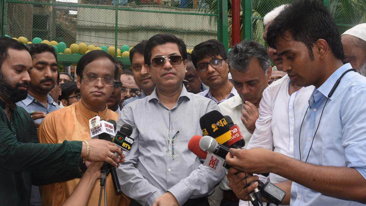 রাজধানীর বংশালে খেলার মাঠ উদ্বোধন শেষে সাংবাদিকদের সামনে মেয়র ব্যারিস্টার শেখ তাপস। ছবি : কালবেলা