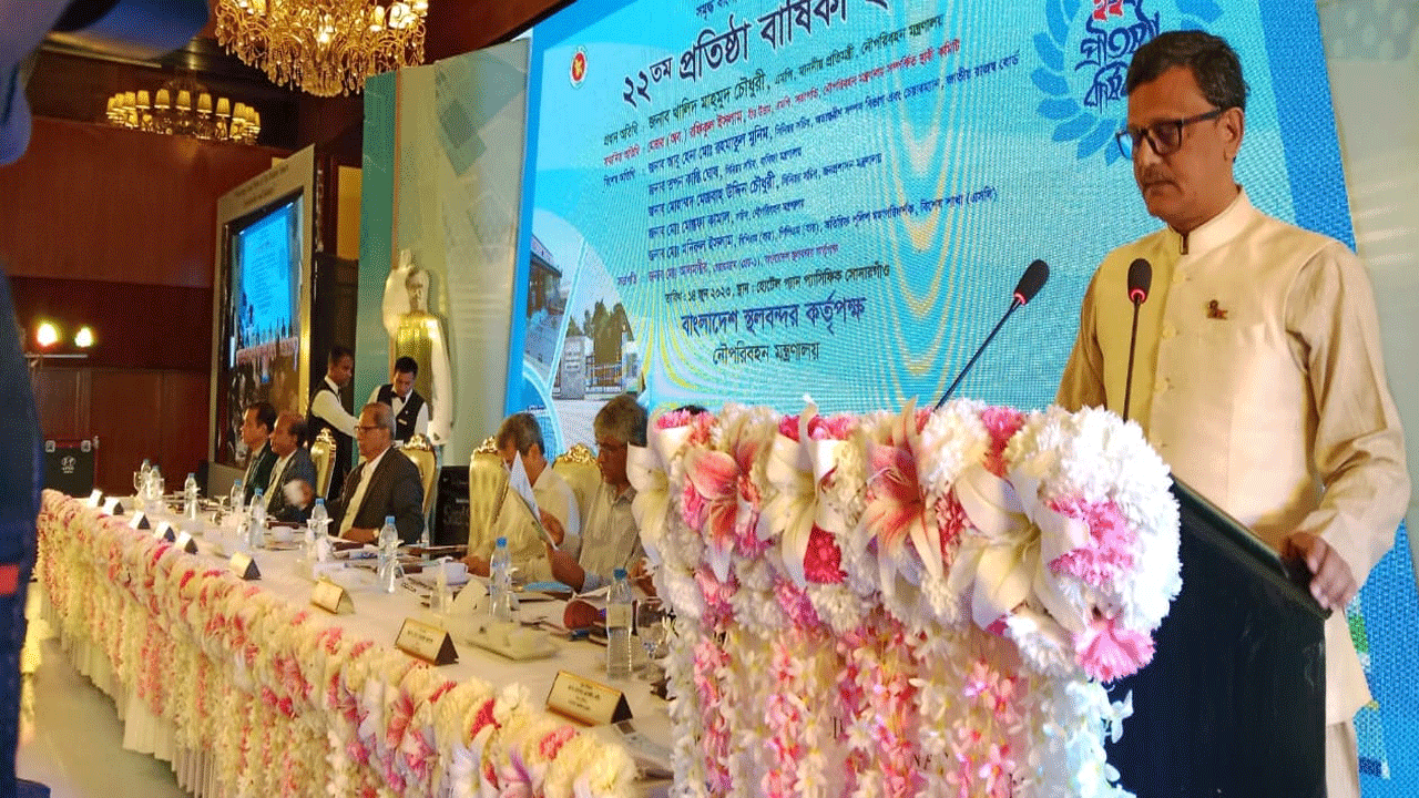 বাংলাদেশ স্থলবন্দর কর্তৃপক্ষের ২২তম প্রতিষ্ঠাবার্ষিকীর আলোচনা সভায় বক্তৃতা করছেন নৌপরিবহন প্রতিমন্ত্রী খালিদ মাহমুদ চৌধুরী। ছবি : কালবেলা