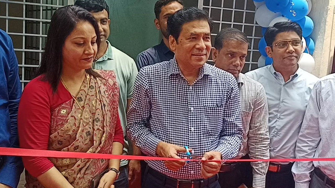 ঢাকা জেলা প্রশাসনের মিডিয়া সেল উদ্বোধন অনুষ্ঠানে জেলা প্রশাসক মোহাম্মদ মমিনুর রহমান।