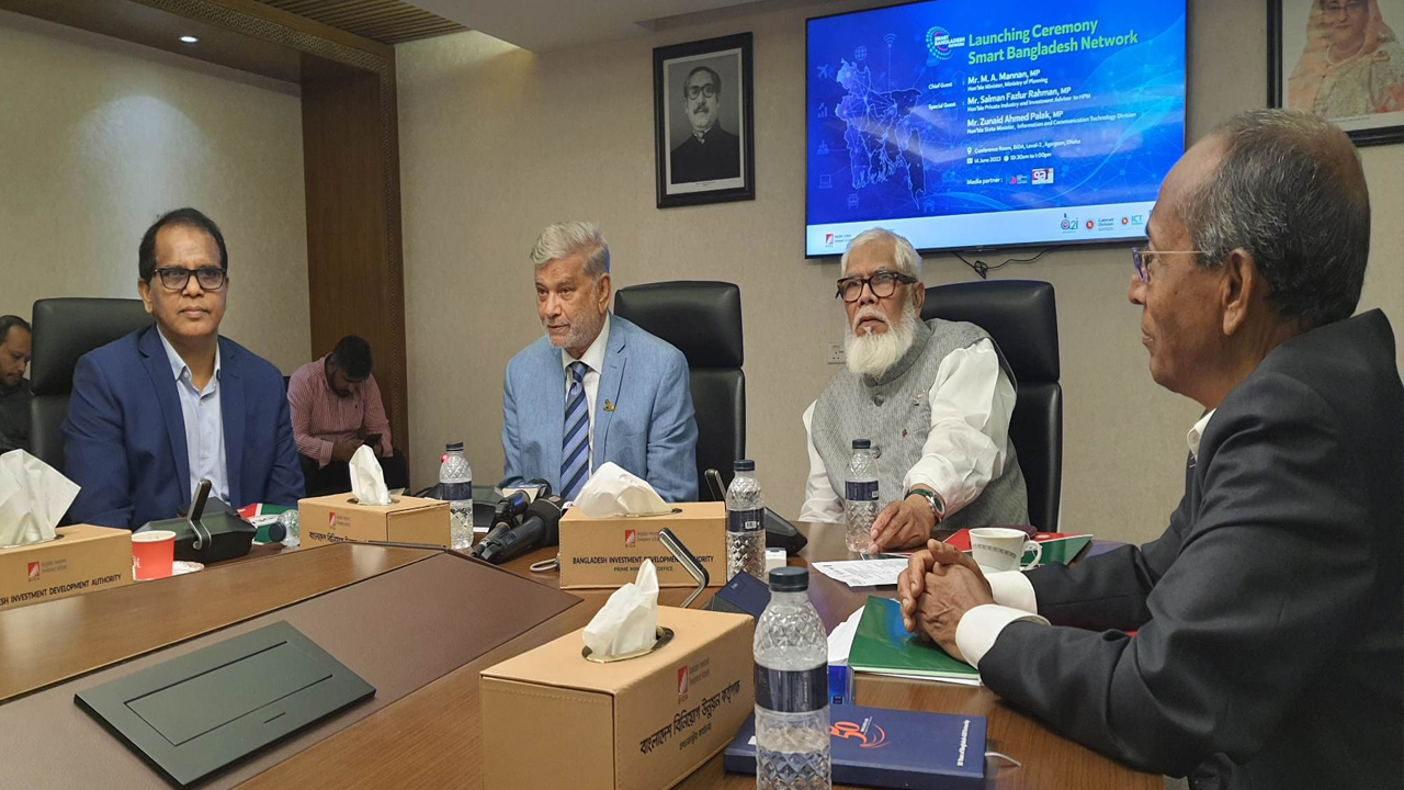 সেমিনারে আলাপকালে পরিকল্পনামন্ত্রী এম এ মান্নান ও সালমান এফ রহমান