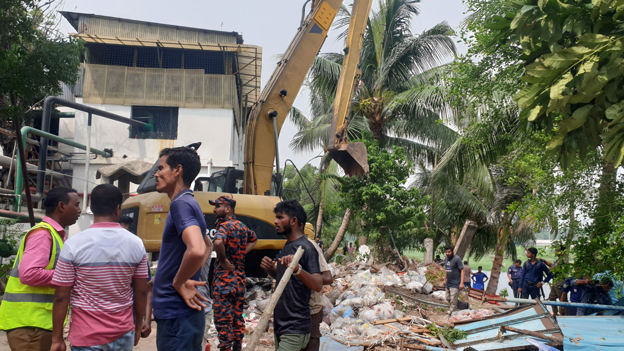 বিআইডব্লিউটিএর উচ্ছ্বেদ অভিযান। ছবি : কালবেলা