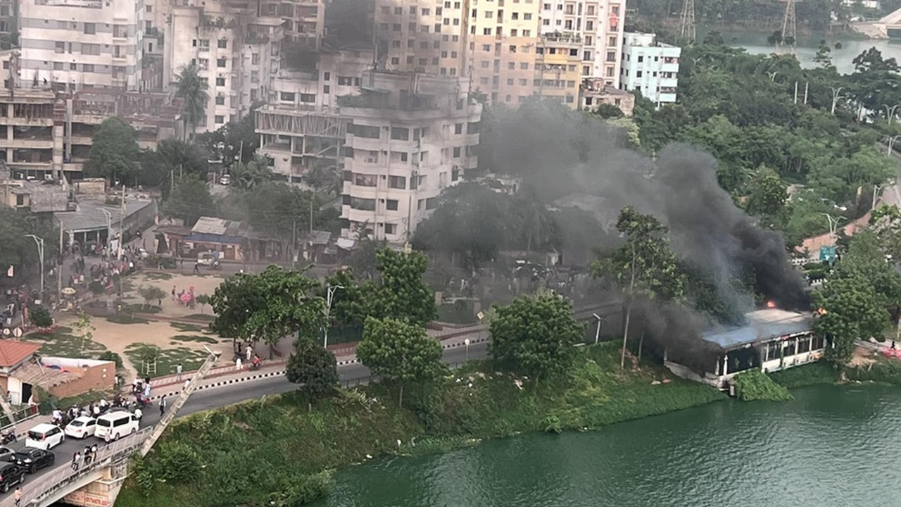 হাতিরঝিলের ঝিল কুটুম ক্যাফেতে আগুনের ধোঁয়া উড়ছে। ছবি : সংগৃহীত