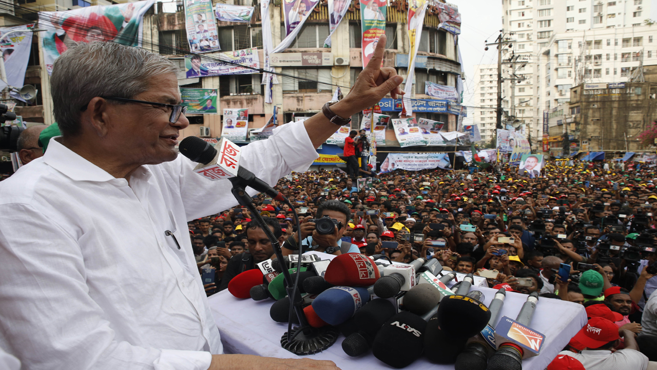 সমাবেশে বক্তব্য দিচ্ছেন মির্জা ফখরুল