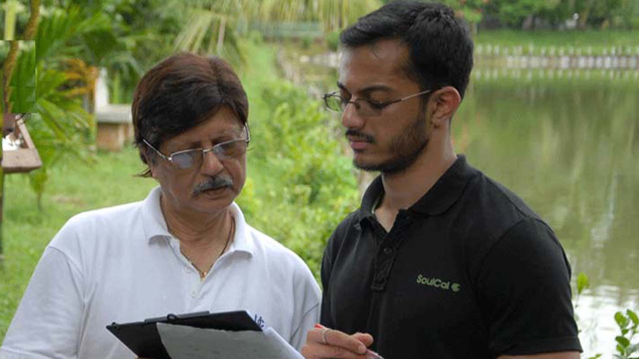চিত্রনাট্য বুঝে নিচ্ছেন অভিনেতা সোহেল রানা। ছবি : সংগৃহীত