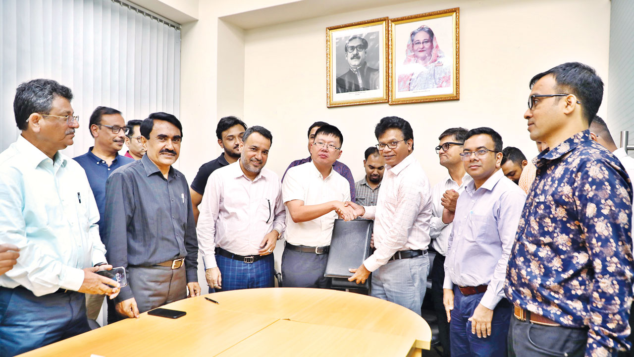 সাসেক প্রকল্প নির্মাণে বুধবার সওজ সদর দপ্তরে সওজের পক্ষে প্রকল্প পরিচালক এ কে মোহাম্মদ ফজলুল করিম ও চীনের প্রতিষ্ঠান এসআরবিজি-বিটিসি জেভি করপোরেশন লিমিটেডের পক্ষে ডেং ইউচান এবং বিশ্বাস ট্রেডিং অ্যান্ড কনস্ট্রাকশনের পক্ষে বিশ্বাস বিল্ডার্স ও কালবেলা মিডিয়া লিমিটেডের ব্যবস্থাপনা পরিচালক নজরুল ইসলাম দুলাল চুক্তিপত্রে স্বাক্ষর করেন। কালবেলা