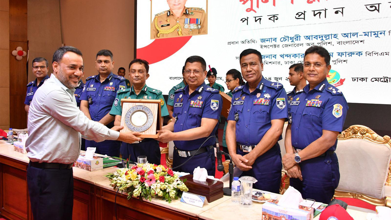 পুলিশ ব্লাড ব্যাংক বিশেষ সম্মাননা পদক গ্রহণ করছেন বিশ্বাস বিল্ডার্সের ব্যবস্থাপনা পরিচালক নজরুল ইসলাম দুলাল। ছবি : কালবেলা