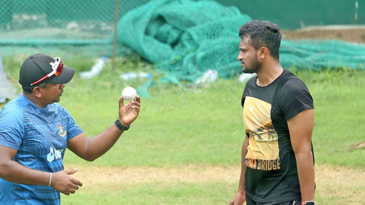 সাকিব আল হাসানকে বোলিং দেখিয়ে দিচ্ছেন রঙ্গনা হেরাথ। ছবি : সংগৃহীত