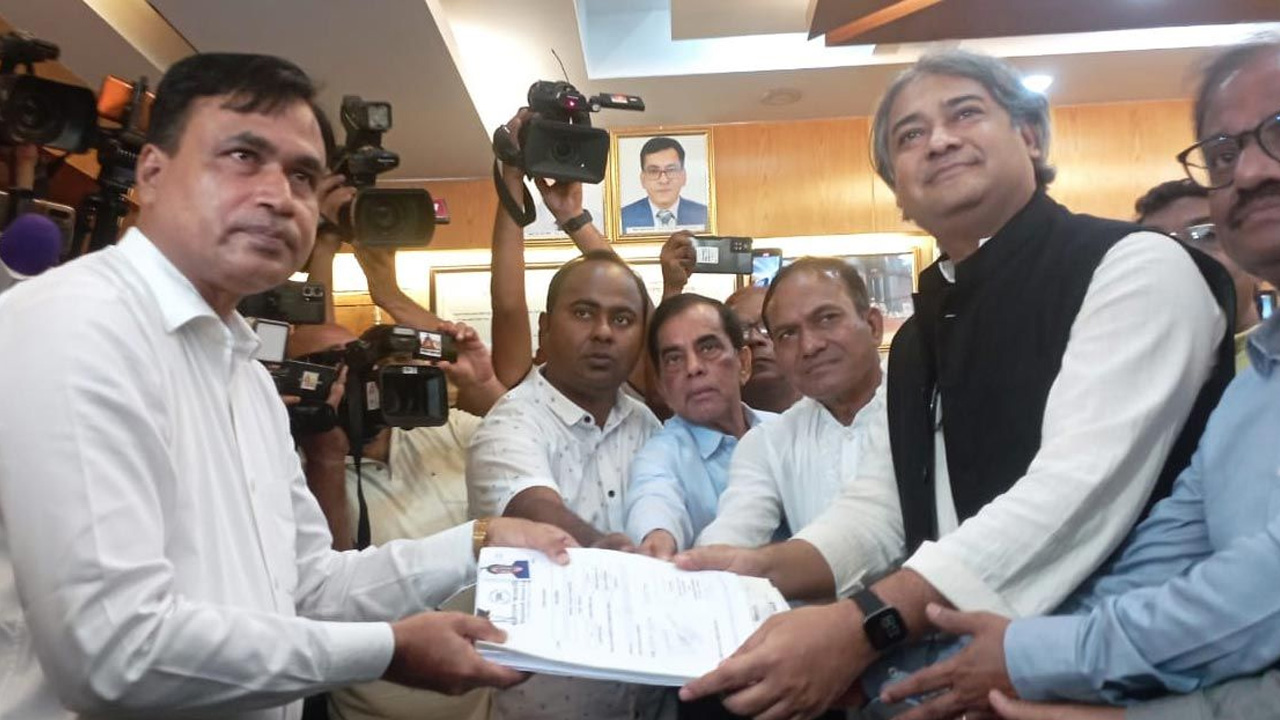 রাজধানীর আগারগাঁওয়ের রিটার্নিং কর্মকর্তার কাছে মনোনয়ন ফরম জমা দেন আওয়ামী লীগ মনোনীত প্রার্থী প্রফেসর মোহাম্মদ আলী আরাফাত।