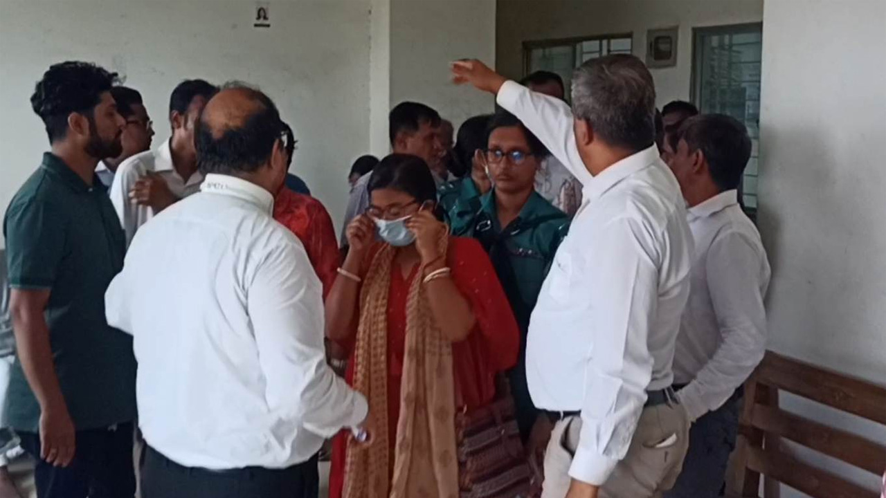 আদালত থেকে কারাগারে নিয়ে যাওয়া হচ্ছে দুই চিকিৎসককে। ছবি: কালবেলা