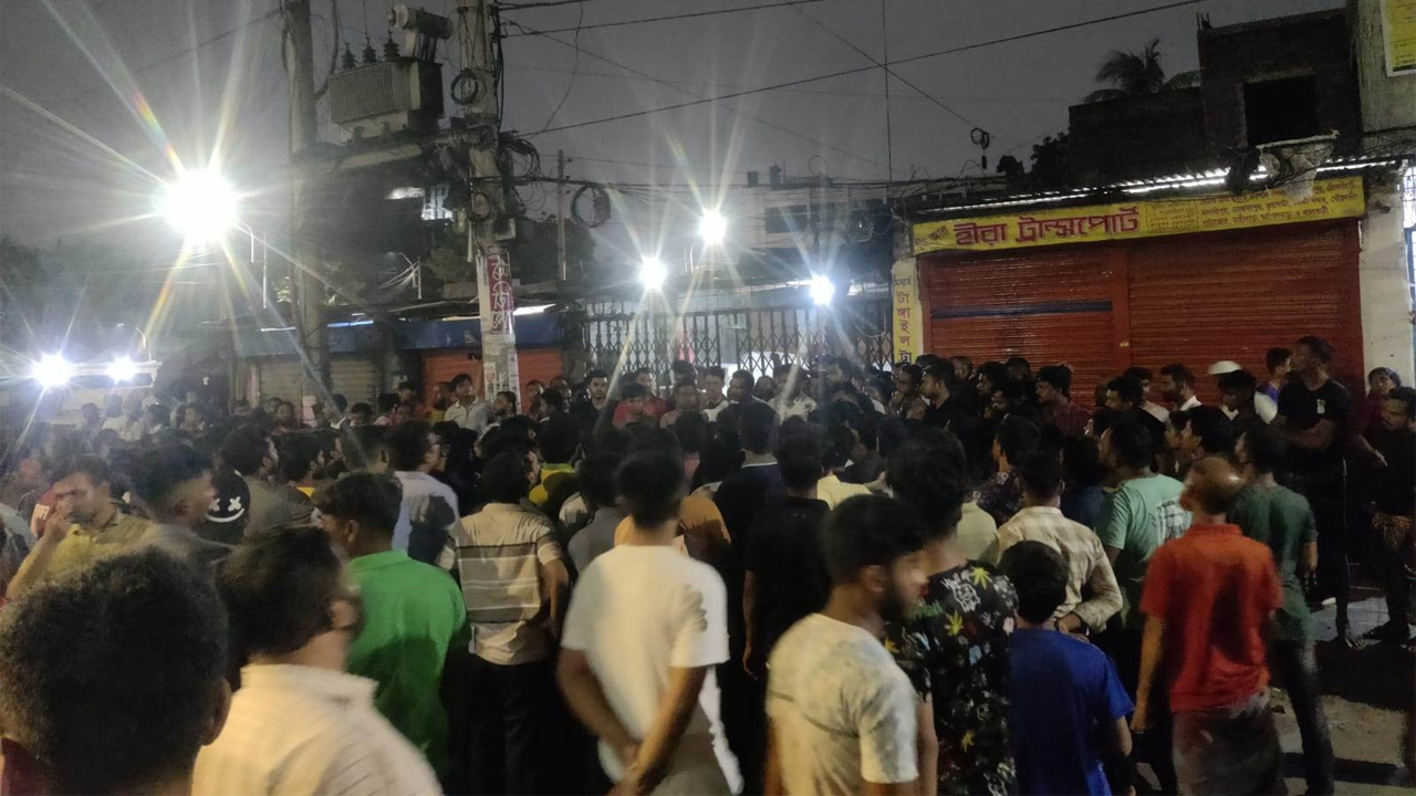 চানখারপুল হানিফ ফ্লাইওভার সড়কে ঢাবি শিক্ষার্থীরা। ছবি: কালবেলা