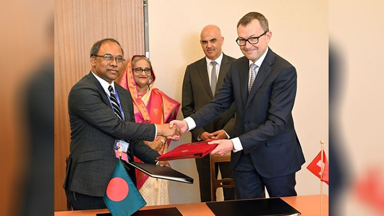 সমঝোতা স্মারক বিনিময় করছেন সুইজারল্যান্ড ও বাংলাদেশের স্থায়ী প্রতিনিধি জুর্গ লাউবার এবং সুফিউর রহমান। ছবি: সংগৃহীত
