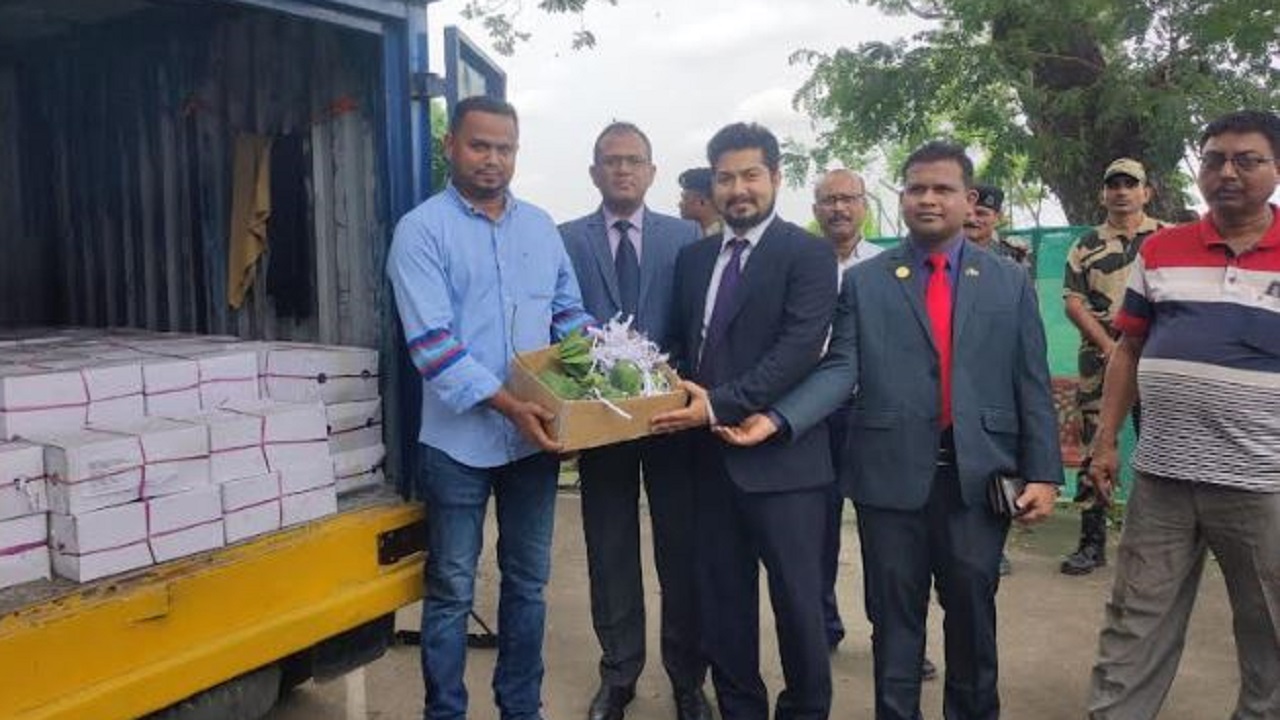 প্রধানমন্ত্রীর উপহারের আম বুঝে নিচ্ছেন আগরতলাস্থ বাংলাদেশ সহকারী হাইকমিশনার আরিফ মোহাম্মদ। ছবি : কালবেলা
