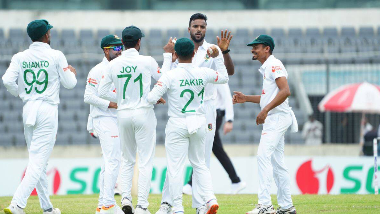 আরেকটি উইকেটের পর এবাদত হোসেনকে ঘিরে সতীর্থরা । ছবি : সংগৃহীত