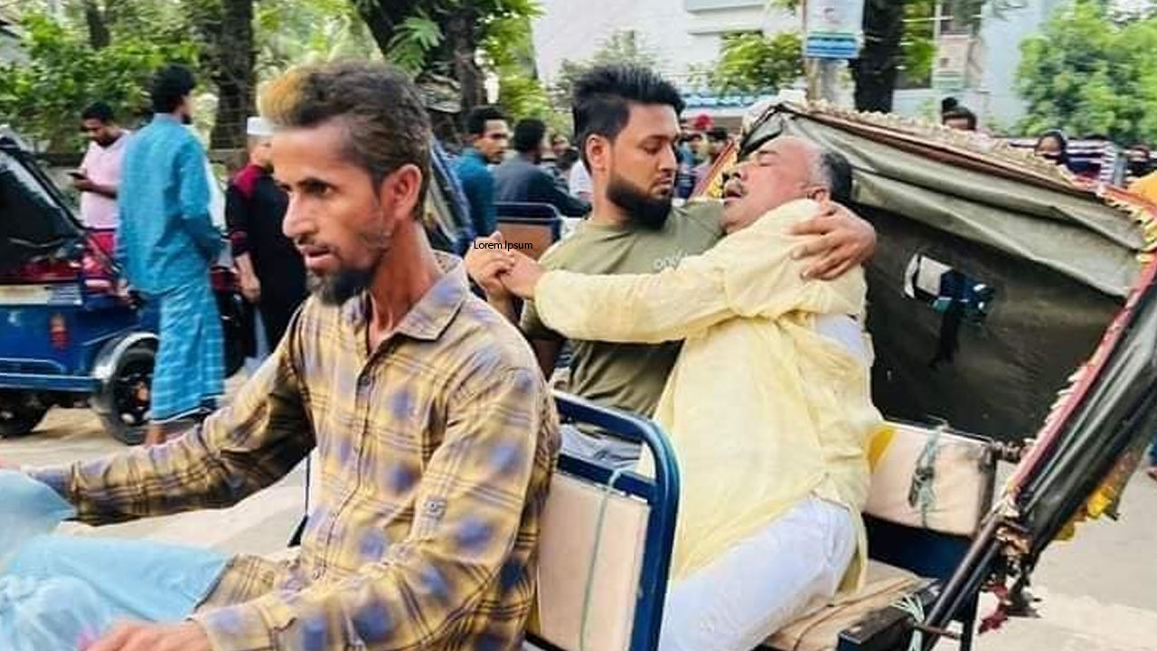 নোয়াখালীর কোম্পানীগঞ্জে সংঘর্ষে আহত নেতাকে হাসপাতালে নেওয়া হচ্ছে। ছবি : কালবেলা