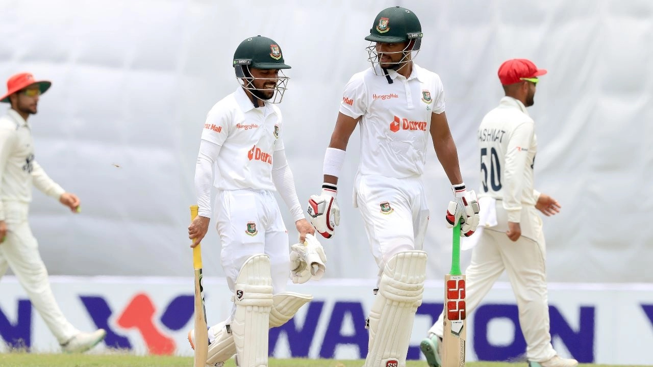 বিরতিতে যাওয়ার সময় শান্ত ও মুমিনুল। ছবি : সংগৃহীত