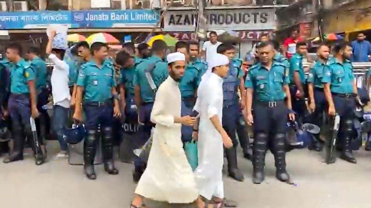 ইসলামী আন্দোলনের বিক্ষোভ কর্মসূচির কারণে বায়তুল মোকাররমের সামনে পুলিশ মোতায়েন করা হয়েছে। ছবি : কালবেলা